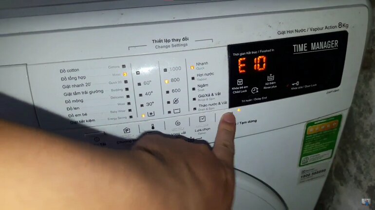 Máy giặt Electrolux báo lỗi E10 có thể dễ dàng nhìn thấy trên màn hình hiển thị 