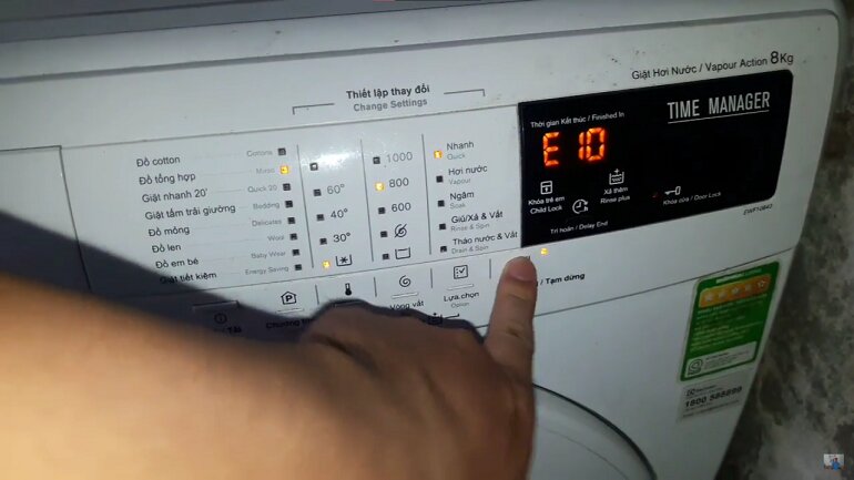 Máy giặt Electrolux báo lỗi E10 có thể dễ dàng nhìn thấy trên màn hình hiển thị