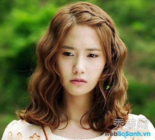Còn nếu tóc đã sẵn xoăn rồi thì chỉ cần tết mái một chút nữa là hoàn hảo, bạn sẽ giống như cô nàng Yoona này, vừa điệu đà lại trông rất tiểu thư!