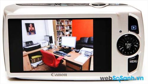 Canon IXUS 300 HS sở hữu màn hình 3 inch với 230 000 dot