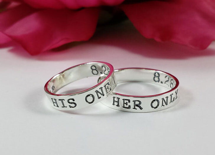 Nhẫn hẹn ước không hẳn là một chiếc nhẫn cưới (wedding ring) hay nhẫn đính hôn (engagement ring)