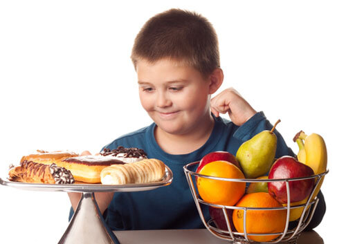 Trẻ thường có thói quen ăn đồ vặt vì có cảm giác lạ miện