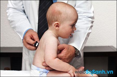 Hãy đưa con bạn tới gặp bác sĩ nếu bạn nghi ngờ con bạn bị dị ứng sữa
