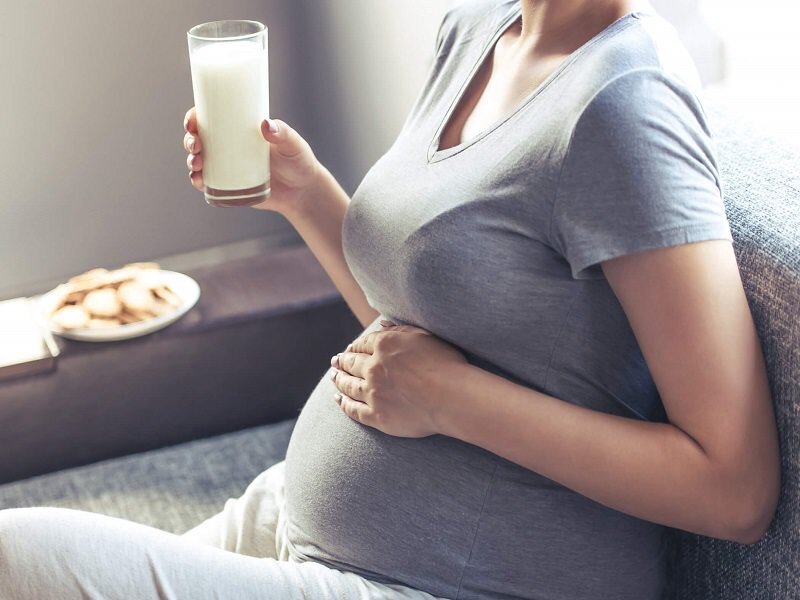 Ăn nhiều bữa trong ngày và sử dụng sữa cho mẹ bầu là những lưu ý khi mang thai 3 tháng đầu tiên