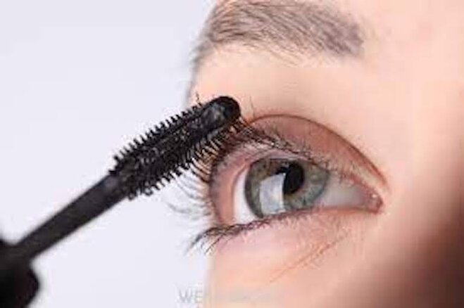 Tránh xa các loại mascara quá đậm màu làm mi nặng và bết