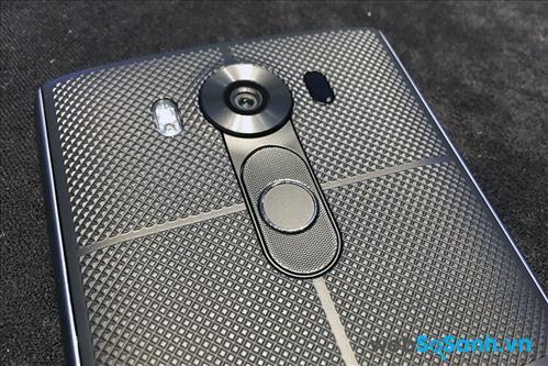 LG V10 cũng để trống các cạnh bên và di chuyển các phím vật lý ra phía mặt lưng ngay dưới camera