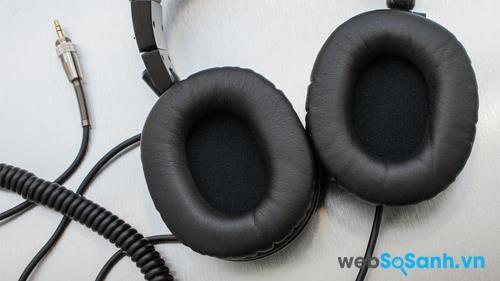 Loa cỡ lớn, ốp tai dày của chiếc ATH-M50 giúp cách âm khá tốt Loa cỡ lớn, ốp tai dày của chiếc ATH-M50 giúp cách âm khá tốt