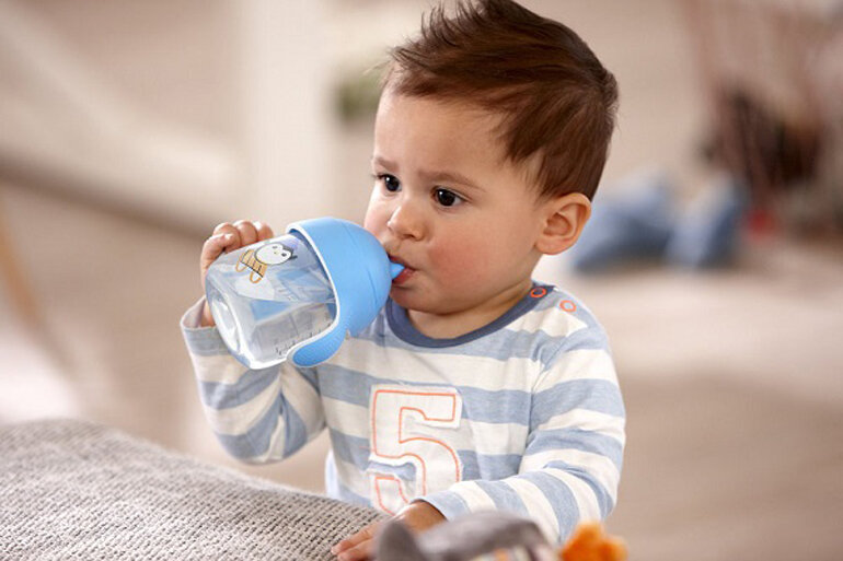 Nhắc trẻ uống nước thường xuyên hơn