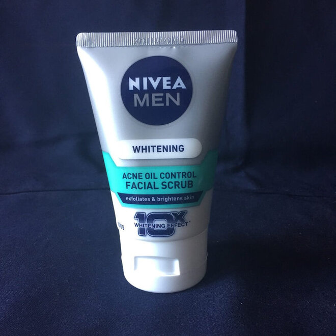 Sữa sửa mặt cho nam Nivea Oil Control Facial Scrub