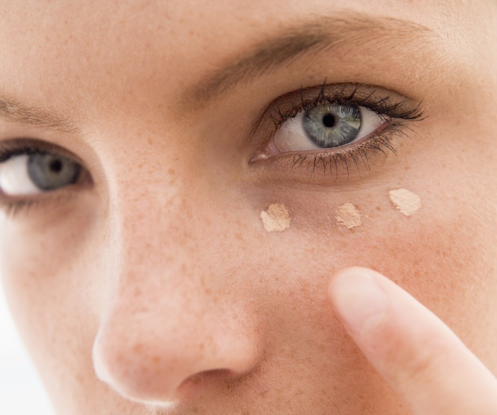 Tẩy trang vùng nhạy cảm dưới mắt rất tốt cho lộ trình dưỡng da