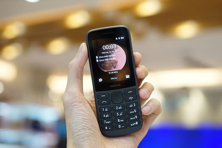 Nokia 215 4G với thiết kế đơn giản, gọn nhẹ