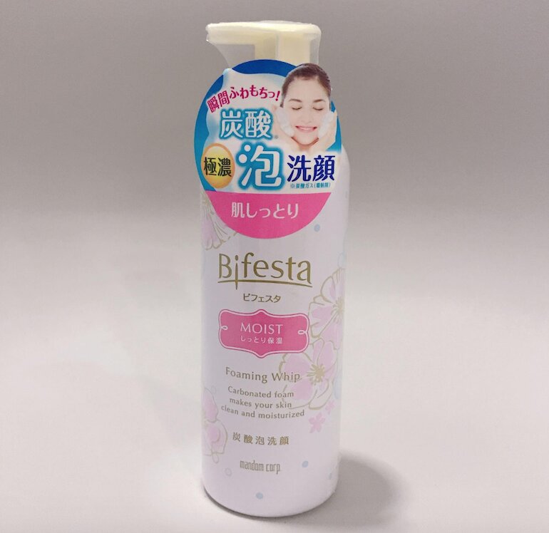 Sữa rửa mặt Bifesta Moist màu hồng