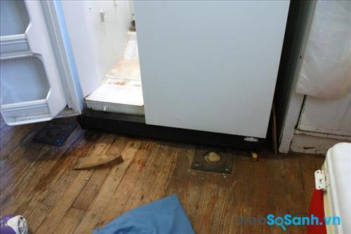 Tủ lạnh bị chảy nước khiến sàn nhà bị ướt