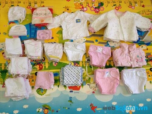 Quần áo chuẩn bị cho bé cần theo mùa để lựa chọn chất liệu nữa
