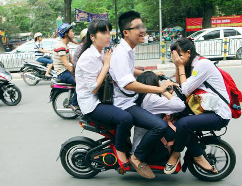 Tới đây Sở GD&ĐT Hà Nội sẽ kết hợp với Sở giao thông Hà Nội, cảnh sát giao thông để phát hiện và xử lý nghiêm khắc những em học sinh vi phạm luật giao thông, và việc không đội mũ bảo hiểm khi ngồi trên xe điện 