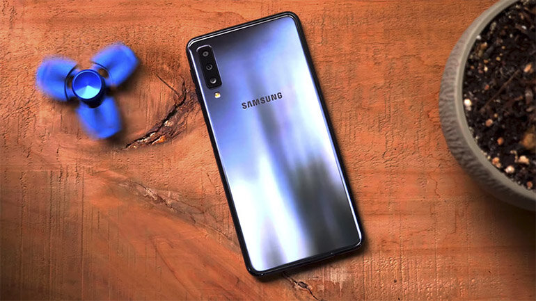Trên tay điện thoại Samsung Galaxy A7 2018 với 3 camera phía sau, cấu hình ổn 
