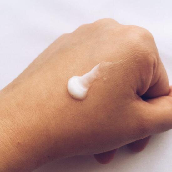 Sữa rửa mặt Muji Face Soap Moisture có chất kem trắng và dễ dàng tạo bọt