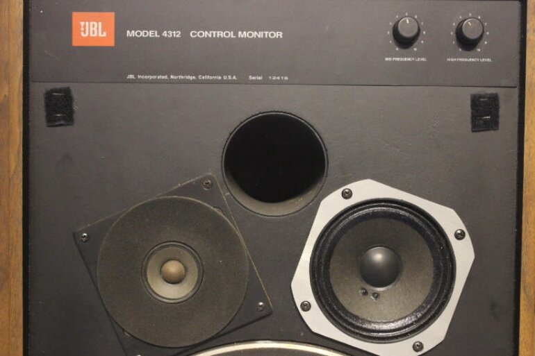 Loa JBL 4312 được sở hữu 3 âm thanh riêng biệt nhưng được phối hợp hài hòa đem đến chất lượng âm nhạc trong trẻo