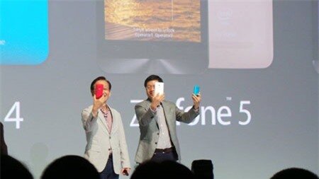 Ông Jonney Shih, Chủ tịch tập đoàn Asus và CEO Jerry Shen cùng trình diễn dòng điện thoại Zenfone.