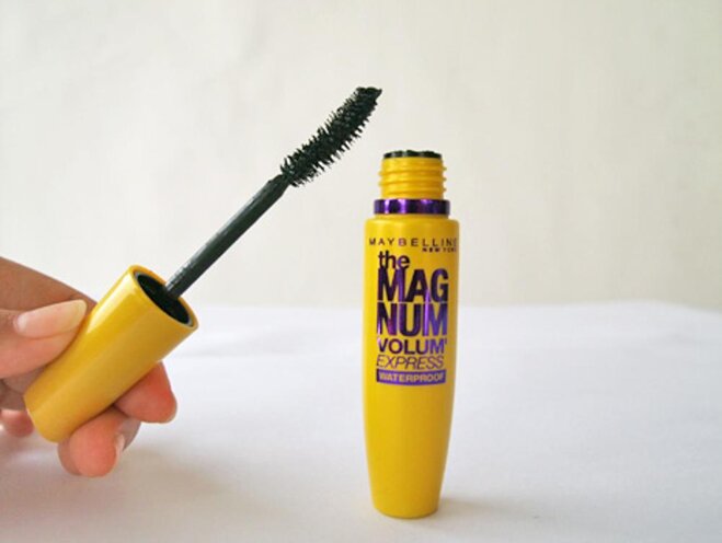 Có nên mua mascara Maybelline vàng không? Review mascara Maybeline tốt nhất