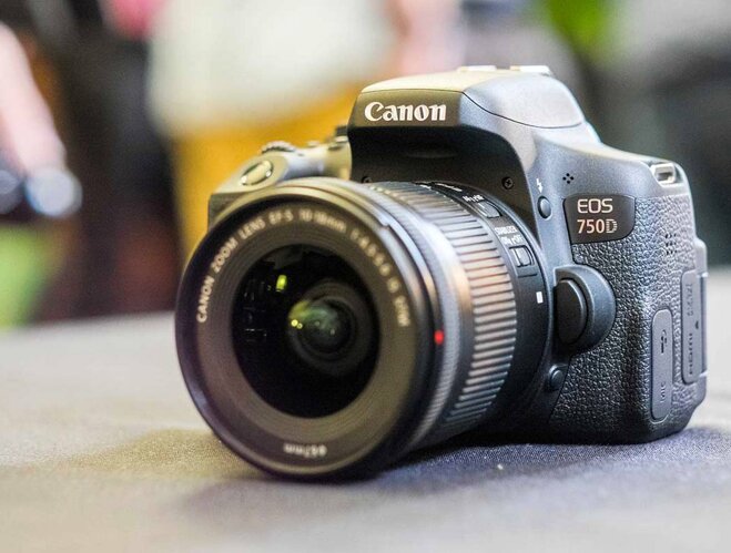 Máy ảnh Canon EOS 750D được thiết kế với lớp da đen sần 