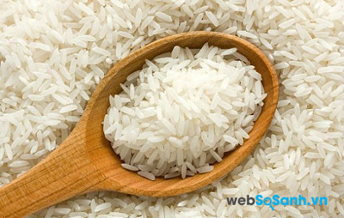 Gạo thật thường có màu trắng đục, hạt vừa phải, có lớp cám bám trên bề mặt