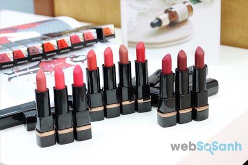 Ecole Shine Black Lipstick được mệnh danh là 