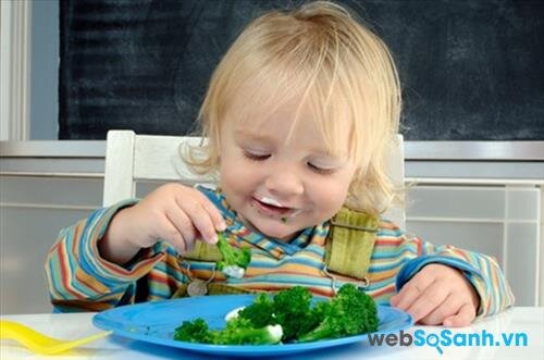 Cho trẻ ăn rau đầu tiên