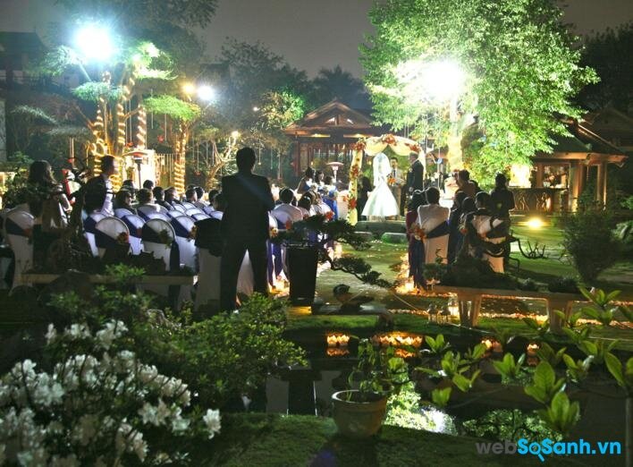 Vườn thượng uyển xinh đẹp là nơi rất lãng mạn để tổ chức tiệc cưới