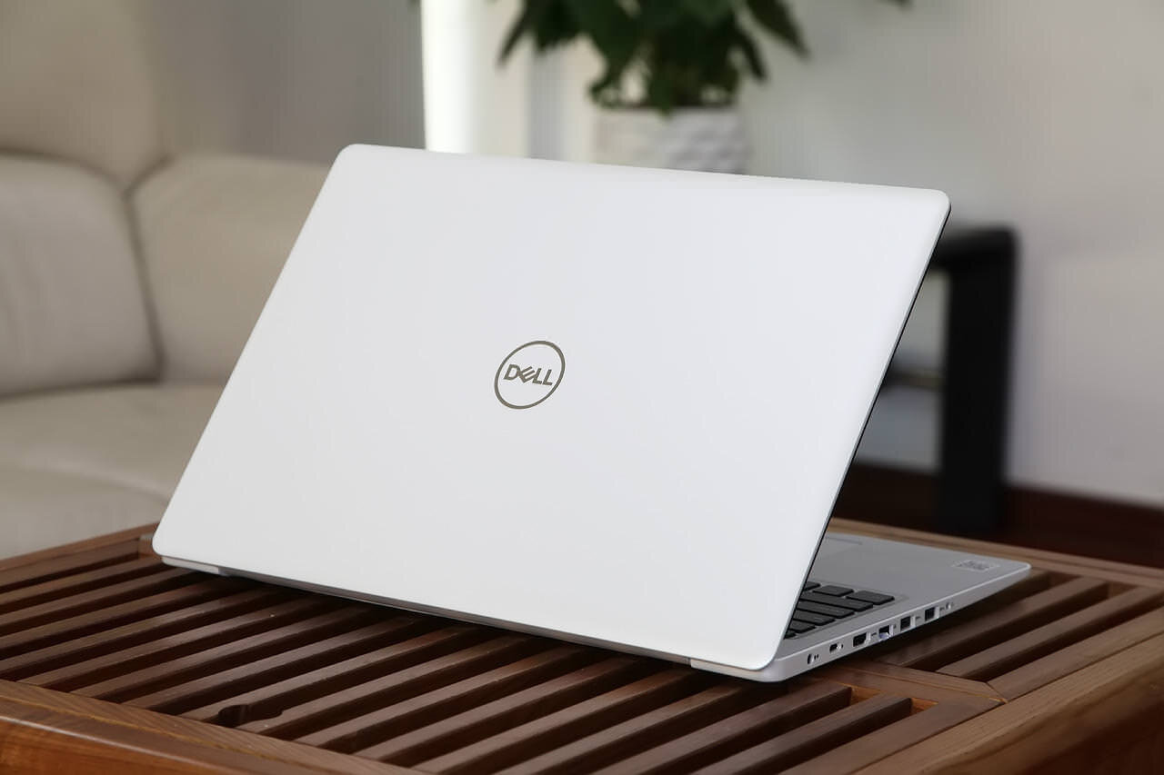 Máy Dell Inspiron 5570 i7-8550u có kiểu dáng thanh lịch và sang trọng