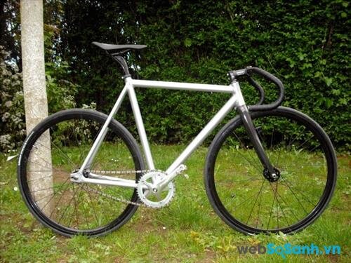 Xe đạp fixed gear khung nhôm thường khá cồng kềnh