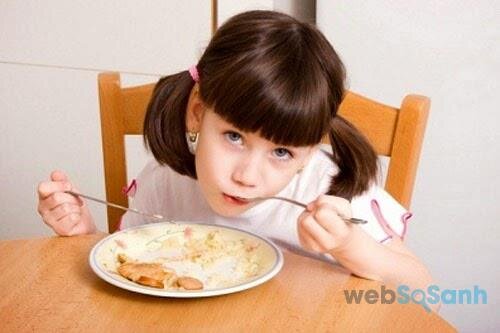 Nếu hai bữa ăn của bé cách xa nhau, đó cũng có thể là nguyên nhân khiến bé chậm tăng cân