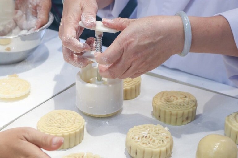 Cách làm bánh Trung Thu đầu xanh làm bằng nồi chiên không dầu tại nhà