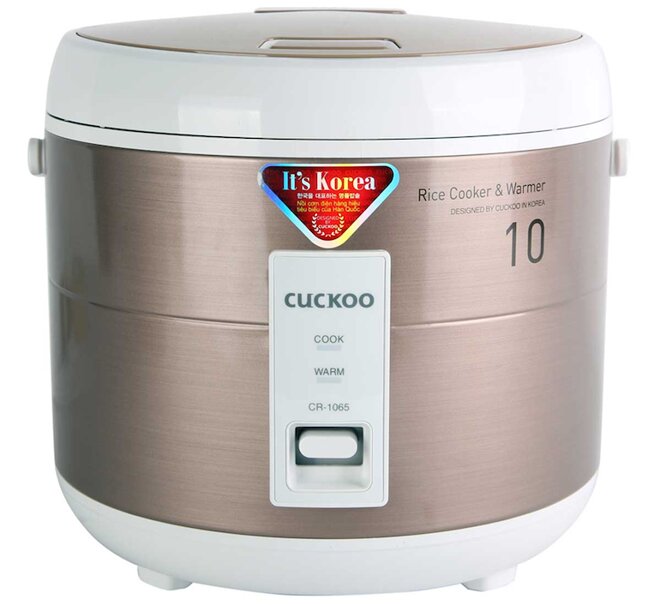 Nồi cơm Cuckoo CR-1065B sở hữu kiểu dáng nhỏ gọn cùng tông màu nâu đẹp mắt.