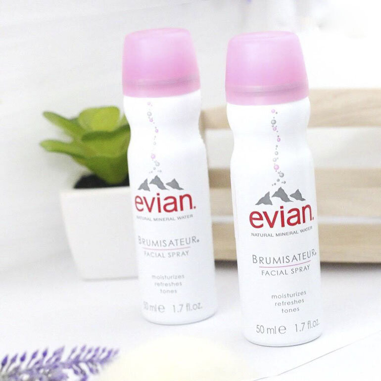 Xịt khoáng dưỡng ẩm Evian 50ml bổ sung độ ẩm cho da hiệu quả trong nhiều giờ liền