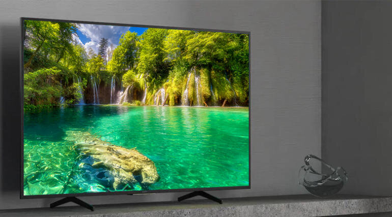 Tivi Sony 43X7500H 43 inch sở hữu chân đế dạng chữ V úp ngược được đặt ở gần hai cạnh tạo nên độ chắc chắn cho thiết bị