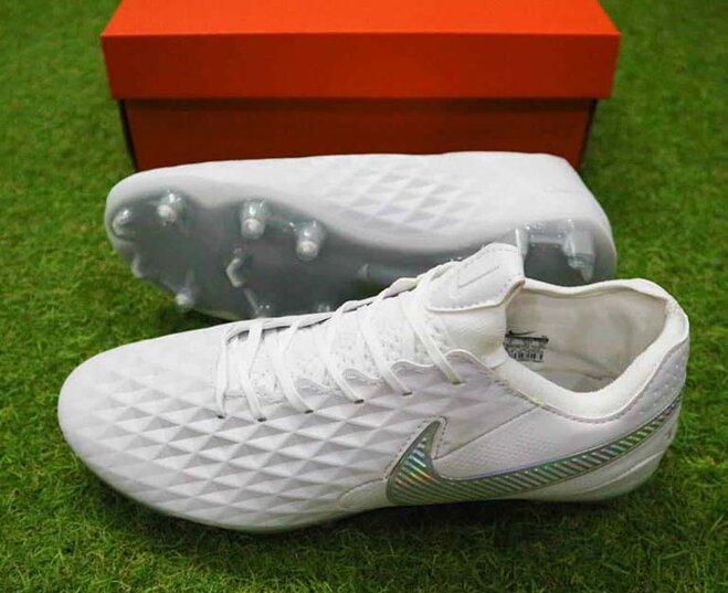 Giày đá bóng Nike Tiempo Legend có giá bán  vào khoảng 6,3 triệu đồng