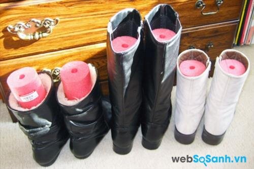 Mùa đông đã hết rồi, vậy thì đây là cách để bạn giữ cho form của những đôi boots. Sau đó bạn chỉ việc gói chúng lại hoặc cho chúng vào hộp thôi, năm sau bạn lại có thể mang ra dùng!