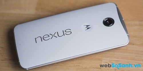 Rất may là Nexus 6 có pin lớn để phù hợp với màn hình khổng lồ của nó.