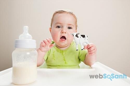 Sữa công thức cho bé. Mẹ cần cho bé uống đủ lượng sữa bột cần thiết