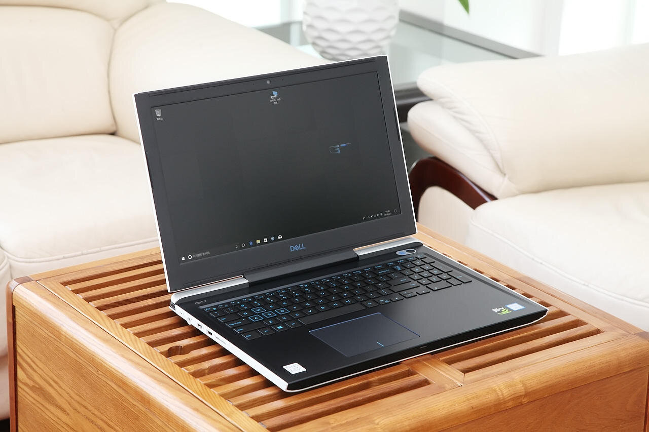Laptop Dell G7 7588-N7588E với thiết kế mạnh mẽ, ấn tượng