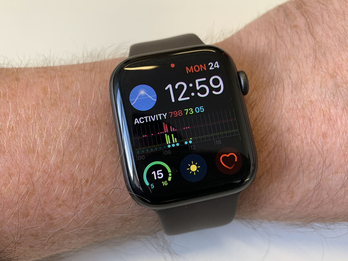 Apple Watch Series 4 hiển thị màu sắc nét