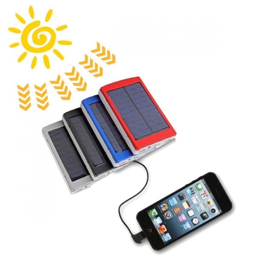 Dùng sạc năng lượng mặt trời để sạc điện thoại