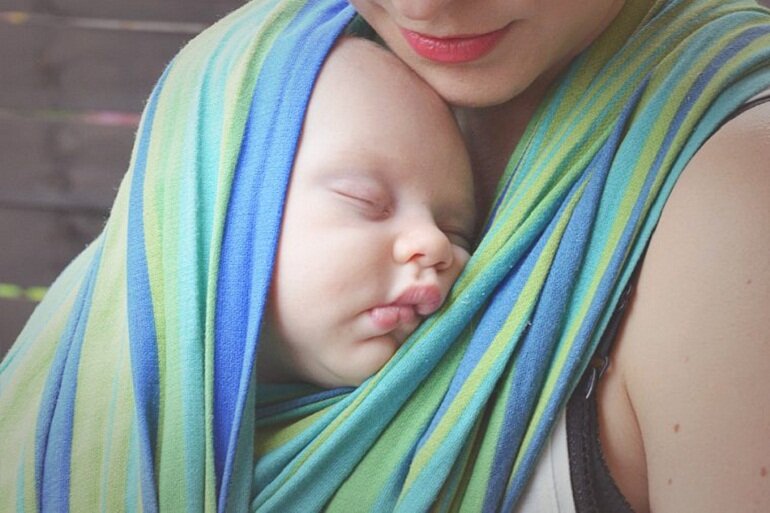 Sử dụng địu cho bé sơ sinh sẽ giúp mẹ và bé đều thoải mái và dễ chịu hơn
