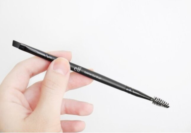 Cọ trang điểm Elf Studio Eyebrow Duo Brush (khoảng 150.000 đồng)