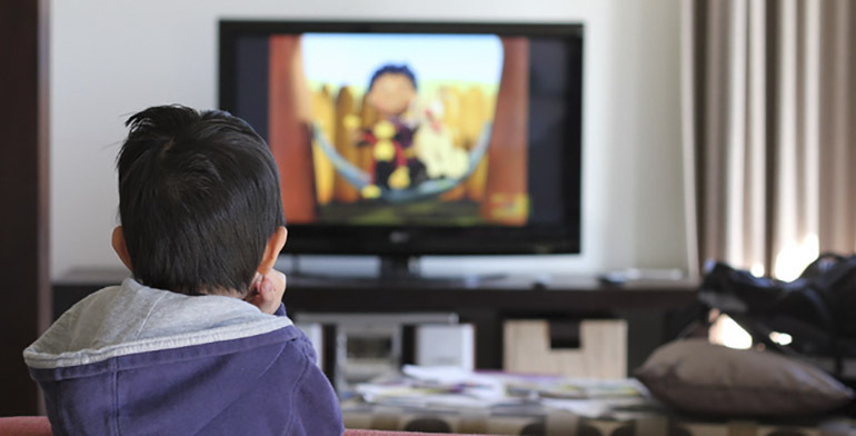 Khi người lớn và trẻ em cùng xem tivi: Đâu mới là lợi ích và tác hại cho việc làm này