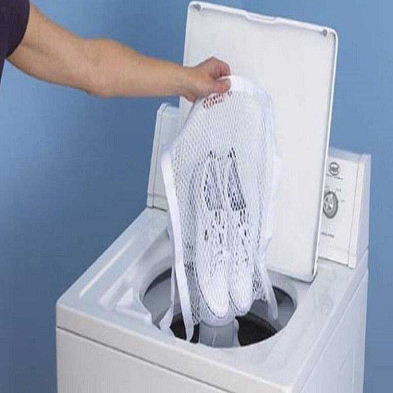 sử dụng túi lưới bảo vệ giày trước khi giặt