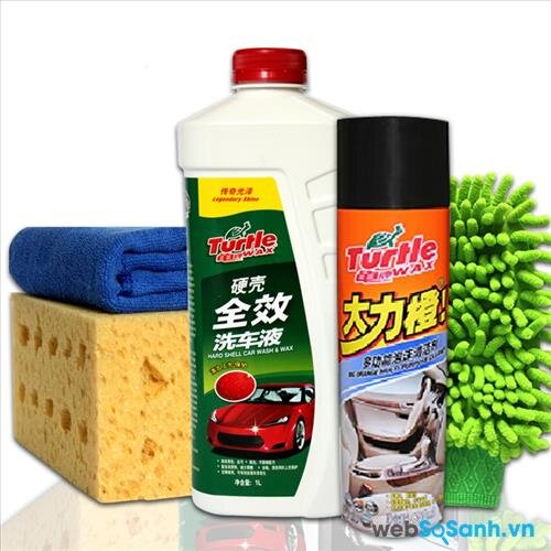Bạn nên dùng chất lau rửa chuyên dùng cho xe