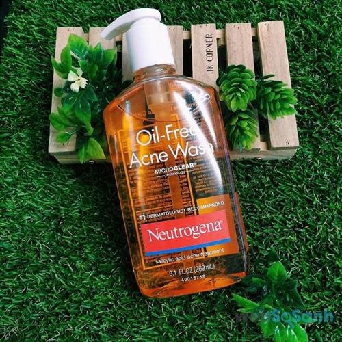 Neutrogena Oil-Free Acne Wash được đánh giá là sữa rửa mặt phù hợp cho làn da mụn