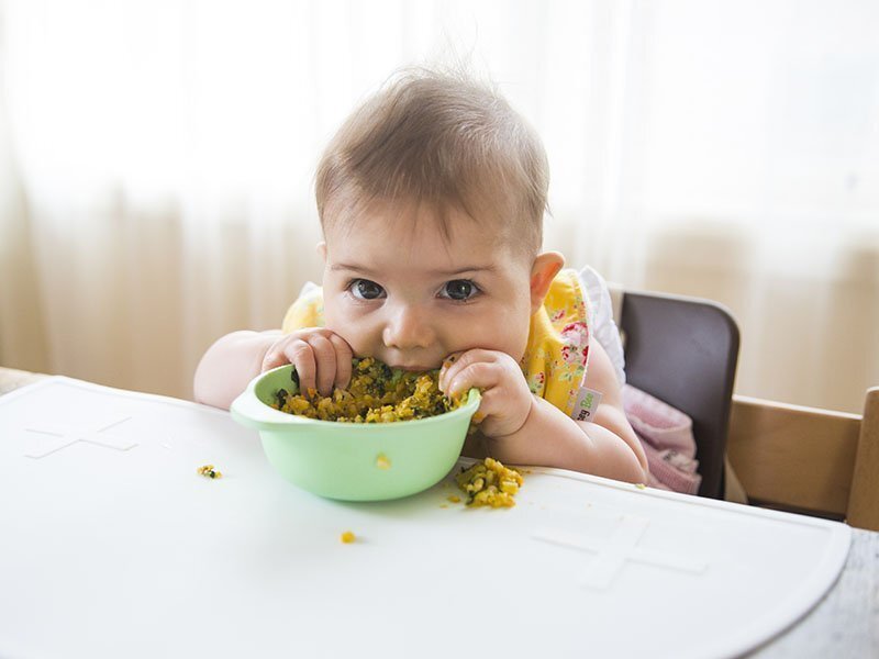 Ép bé ăn cũng là một nguyên nhân dẫn đến tình trạng biếng ăn 